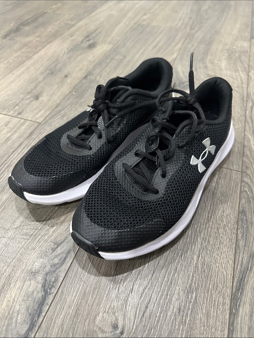 Under Armour Surge 3 Youth 6 Black and White Athletic Running Shoes